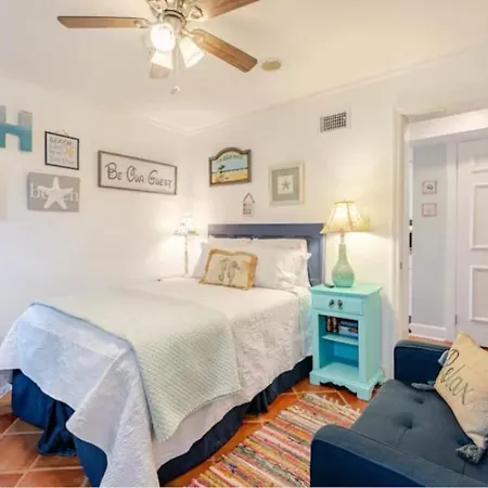 Pearls Pad - Beautiful 1 Bedroom Apartment- 1 Block To Beach